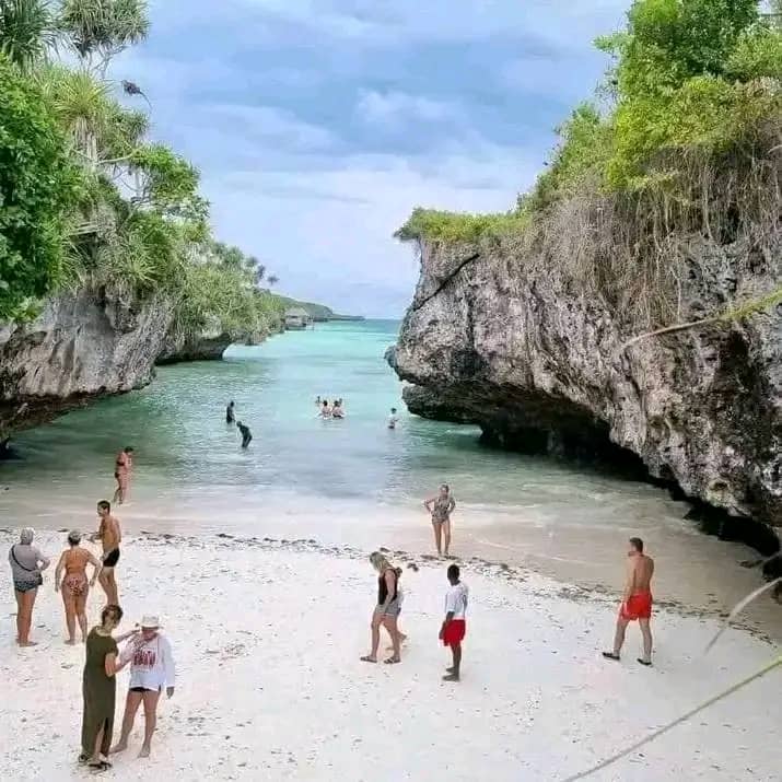 Salaam cave aquarium, Mtende beach & Rock restaurant